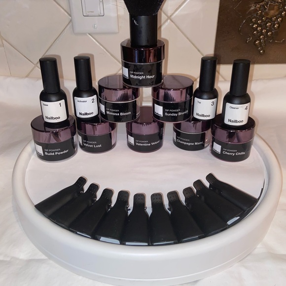 Like new Nailboo Dip Powder bundle.